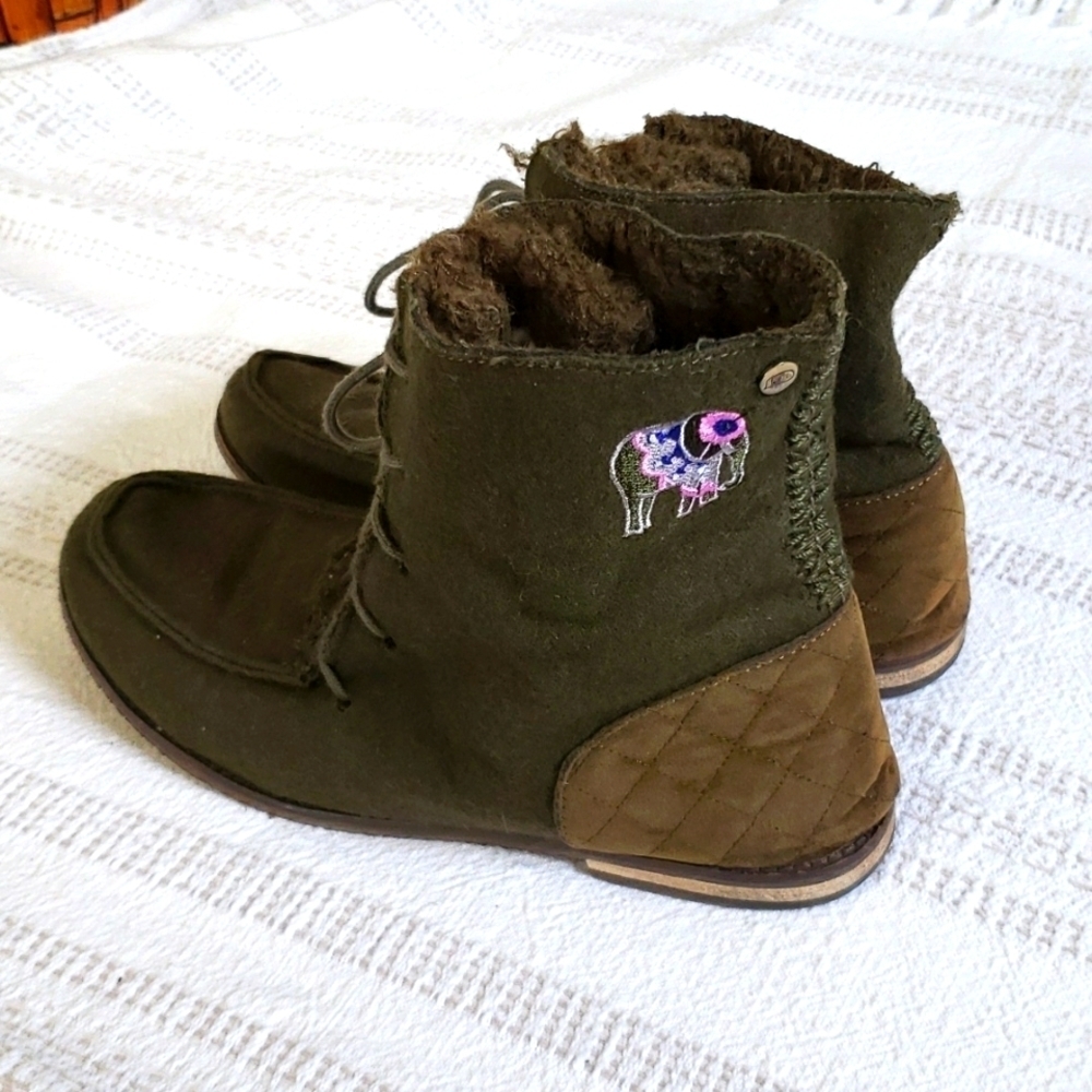 Sak Roots green and brown Sherpa boot, embroidery, elephant, women's size 10